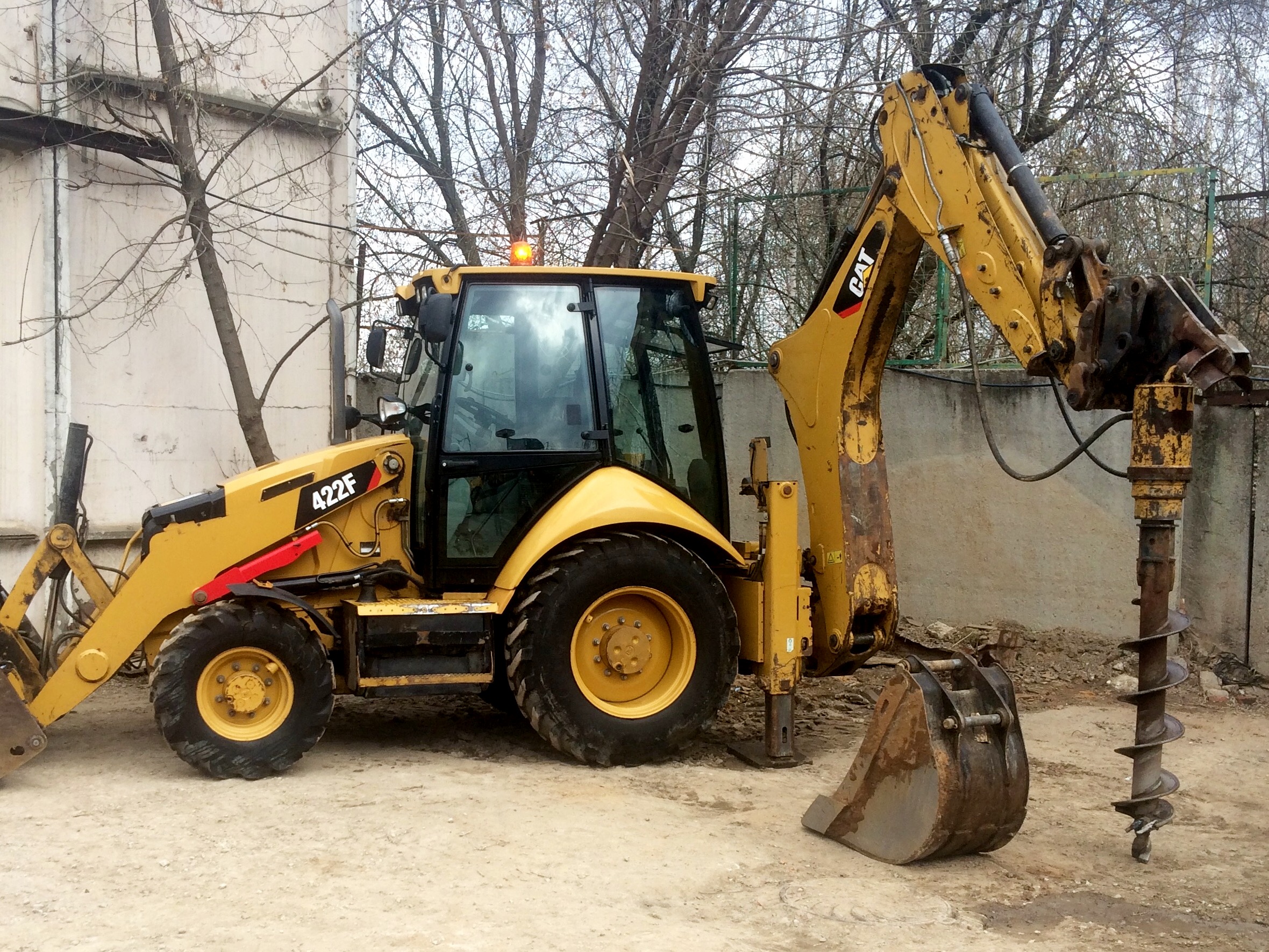 Аренда ямобура Caterpillar 422F